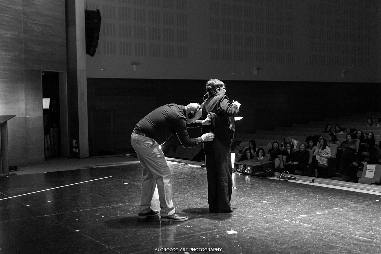 Backstage con técnicos preparando ponencia en Mujeres Brillantes