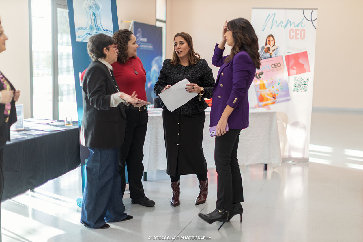 Networking entre asistentes y ponentes en stands de Mujeres Brillantes