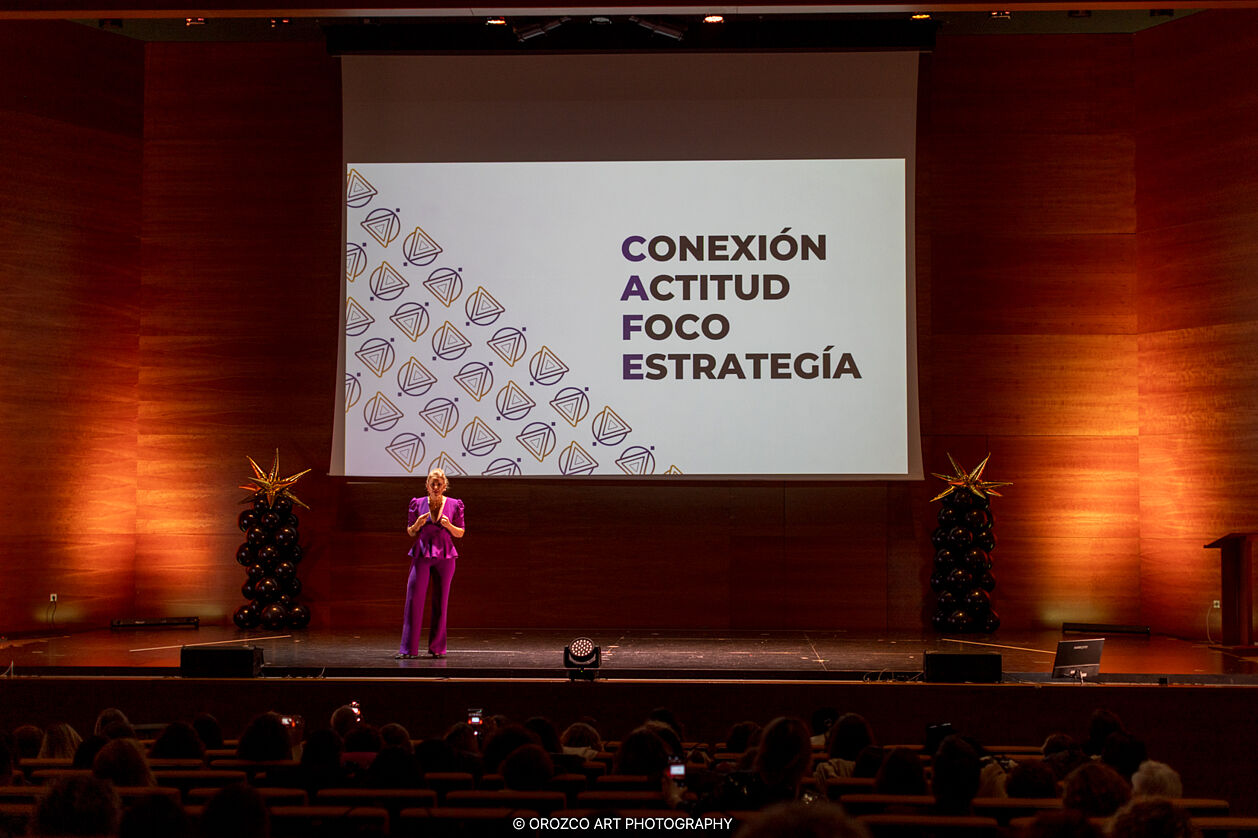 Ponencia 'Conexión, Actitud, Foco, Estrategia' en el escenario de Mujeres Brillantes