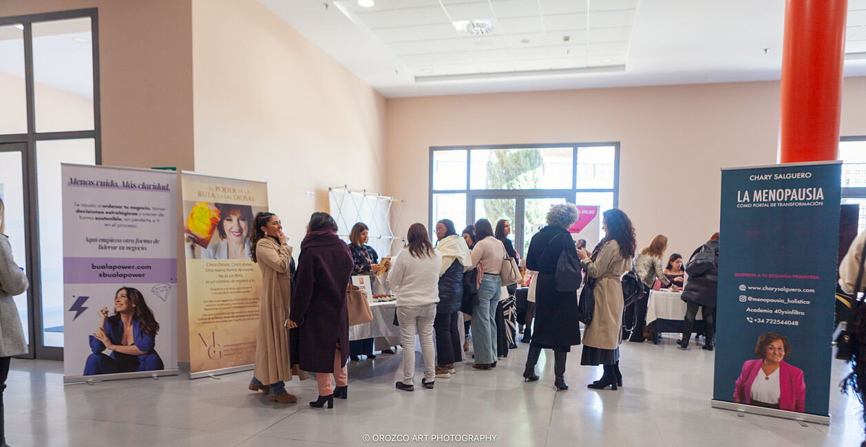 Stands de patrocinadores y networking en Mujeres Brillantes