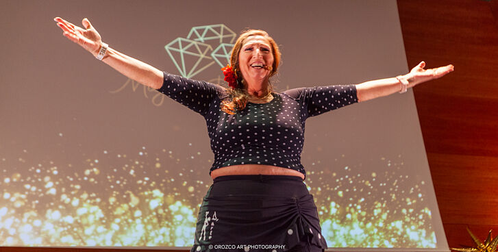 Ponente inspiradora en el escenario de Mujeres Brillantes