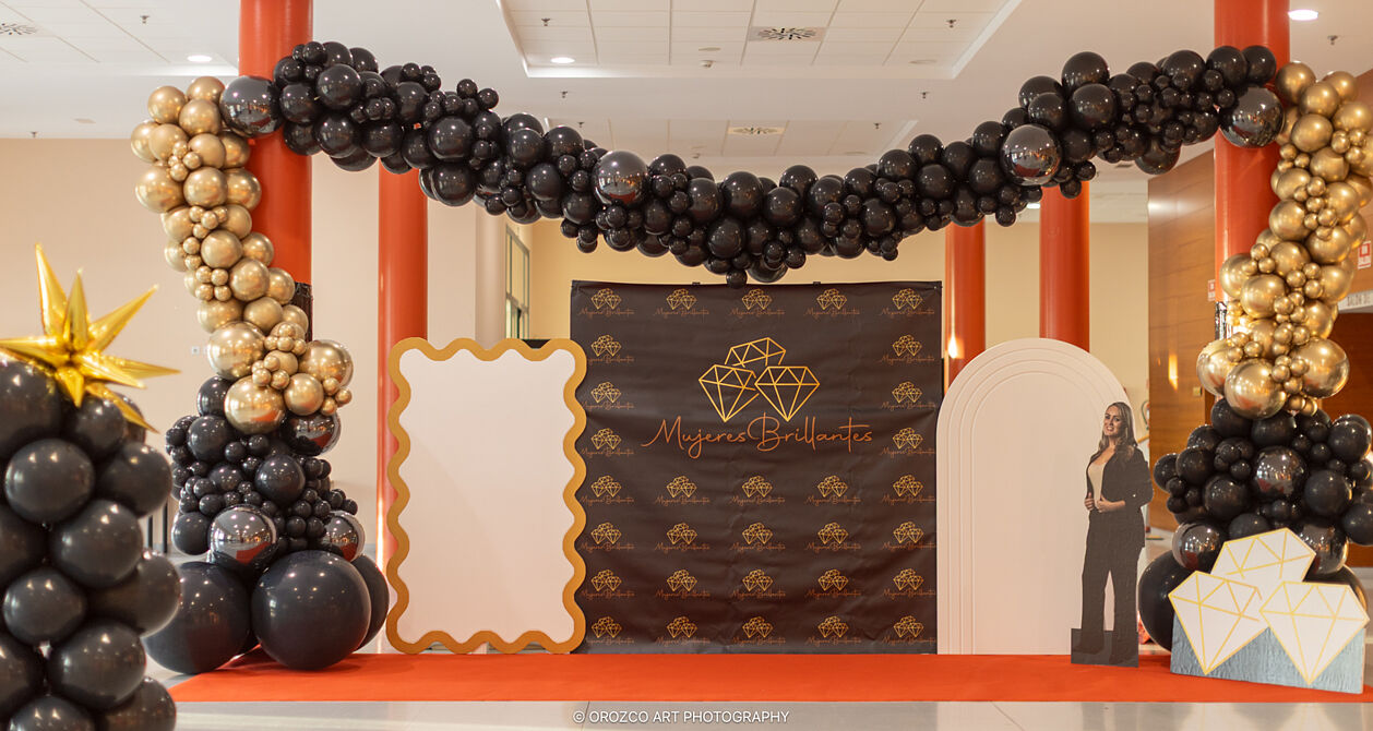 Photocall y decoración del evento Mujeres Brillantes con globos dorados
