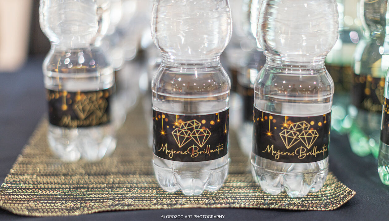 Detalle de branding del evento Mujeres Brillantes