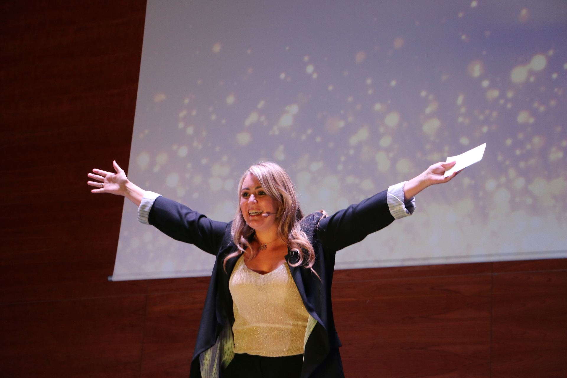 Virginia Albelda en escena durante un evento Mujeres Brillantes